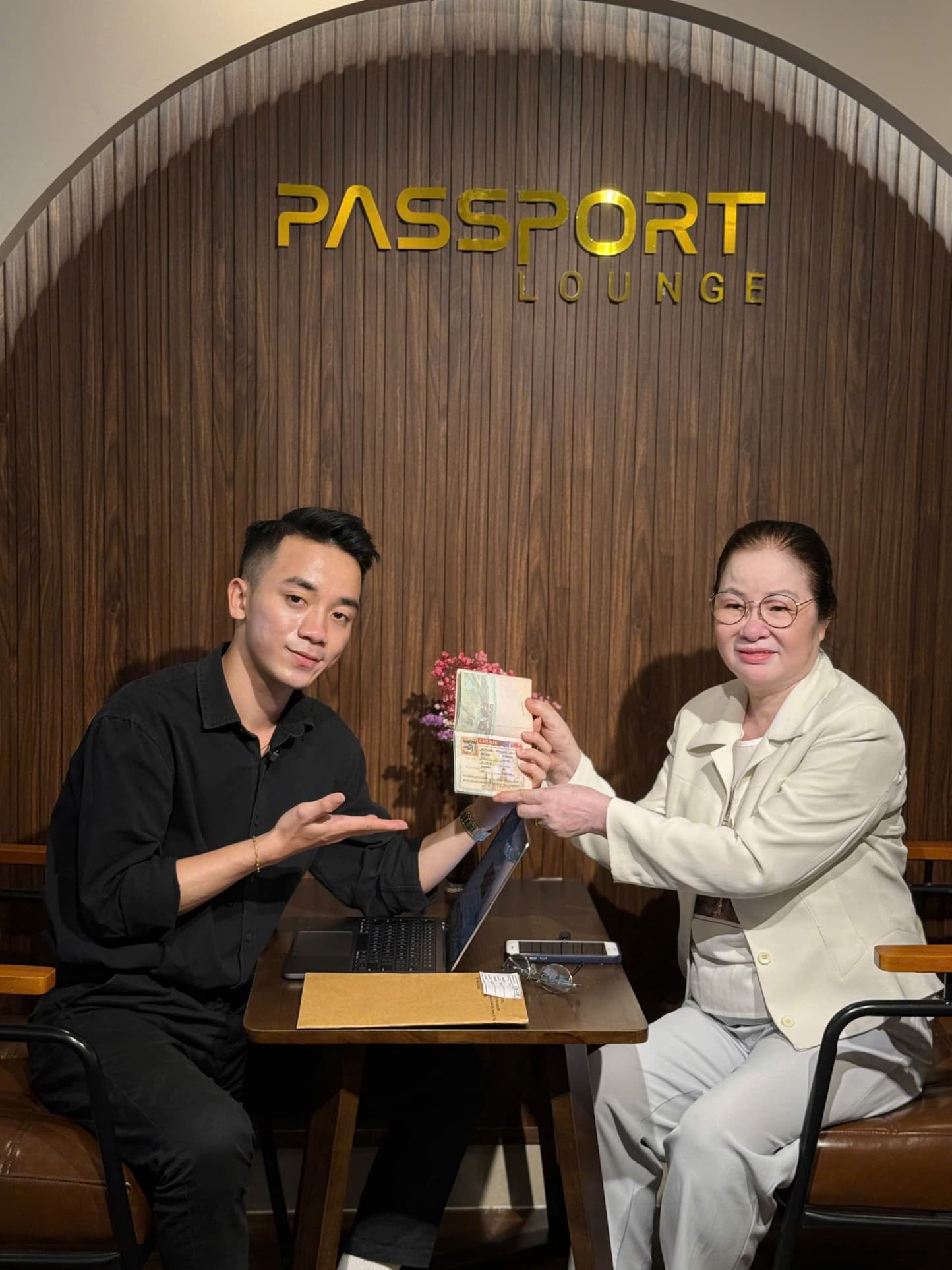 "Bóc tem" visa Canada trực tiếp tại Passport Lounge Coffee
